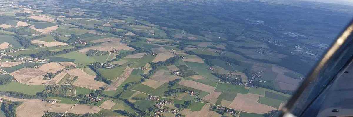 Flugwegposition um 16:53:44: Aufgenommen in der Nähe von Gemeinde St. Marienkirchen bei Schärding, Österreich in 1297 Meter